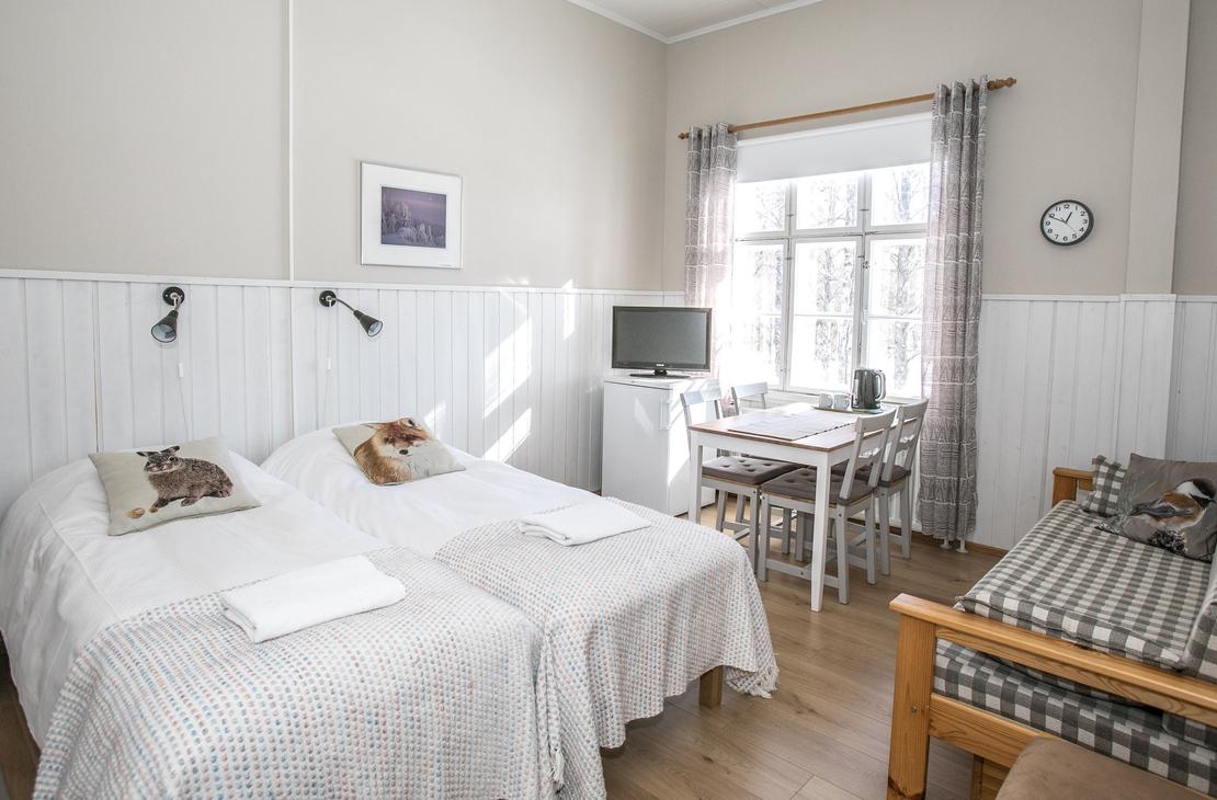 Tilavat huoneeet vanhassa kyläkoulussa