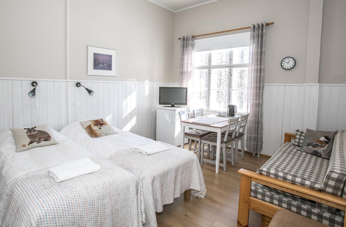 Tilavat huoneeet vanhassa kyläkoulussa