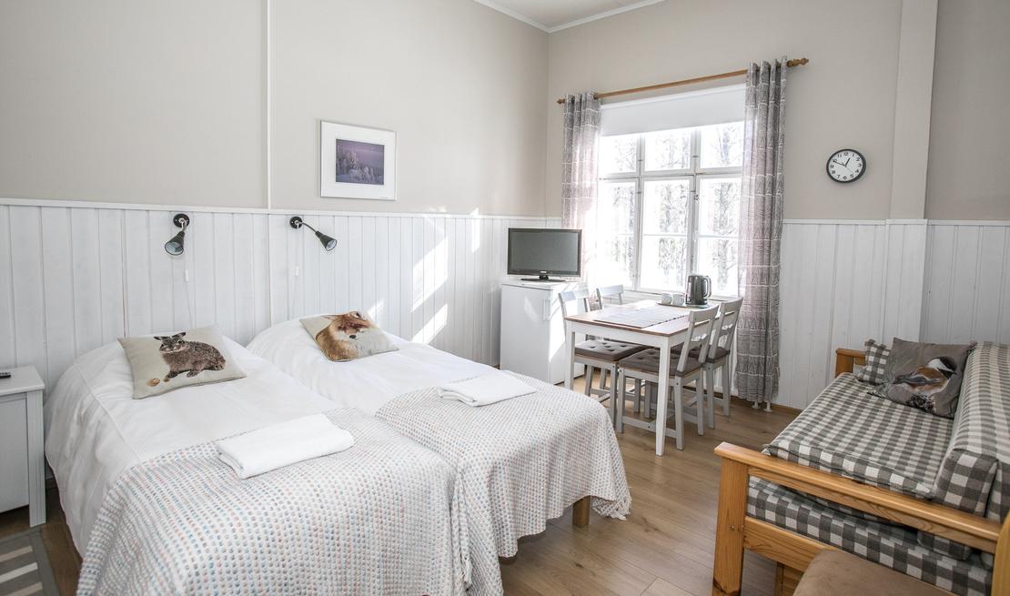 Tilavat huoneeet vanhassa kyläkoulussa